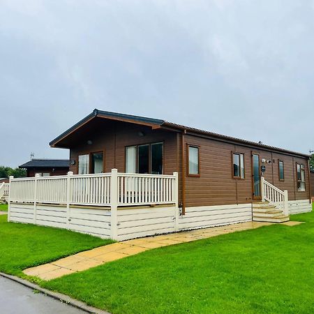 Rowan Lodge With Hot Tub مالتون المظهر الخارجي الصورة